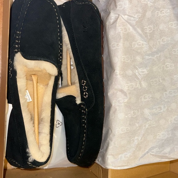 Hello, it is a men's shoe, size 11, new, never used, from the ugg brand. - Picture 2 of 11